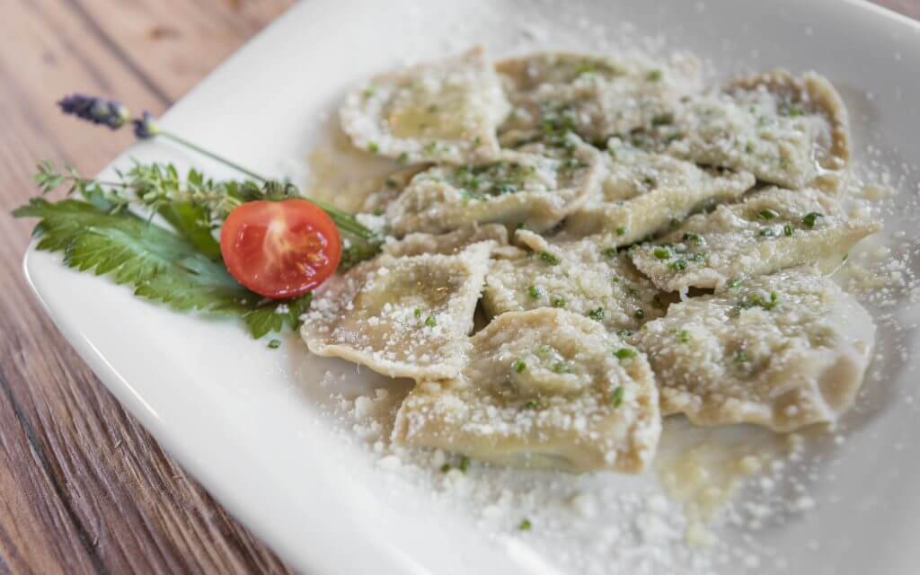 Schlutzkrapfen mit Parmesan und zerlassener Butter